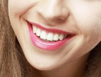 Foto van onderkant van gezicht van jonge vrouw met gezond gebit en gezond tandvlees
