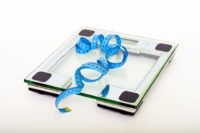 foto van weegschaal en centimeter als symbool van gewichtsmanagement